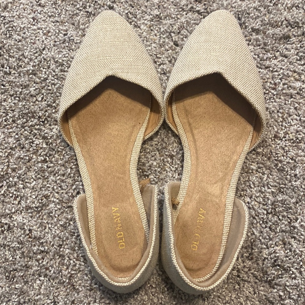 Cream split flats with gold threading.